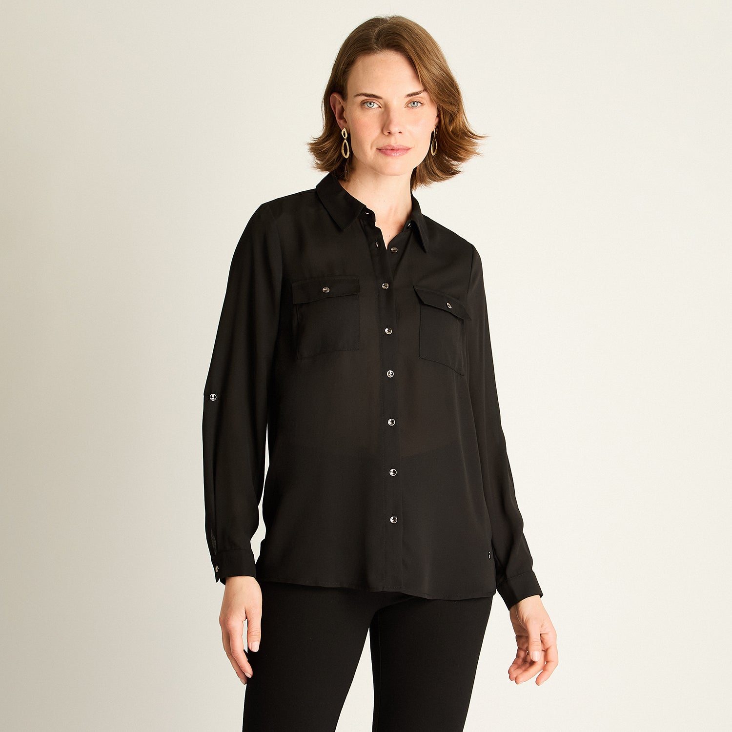 Blusa Negra con Bolsillos y Roll-Up